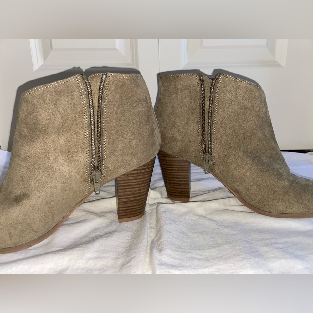 Women’s Boots, Size 9 - Picture 3 of 6